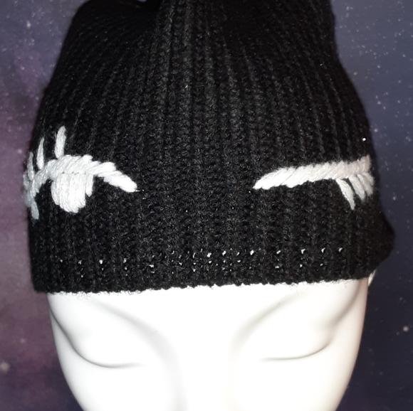 KATE SPADE BLACK WINKING BEANIE CAP - Picture 4 of 5